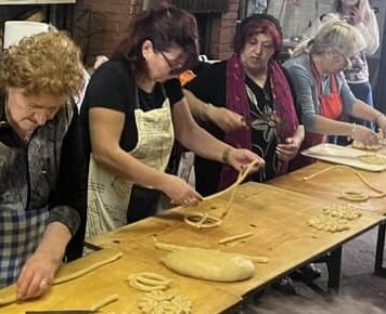 Le cuoche di Sant'Angelo al lavoro in uno stand