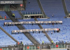 Roma-Udinese, la protesta dei tifosi: la curva sud entra dopo trenta minuti. Cori per De Rossi