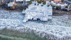 Ostia, esclusivo: i danni del mare visti dal drone (VIDEO)