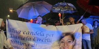 Fiaccolata sotto la pioggia in ricordo di Daniela Circelli, la donna investita e uccisa sulla via Tiburtina