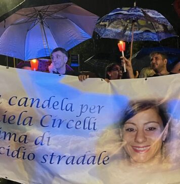 Fiaccolata sotto la pioggia in ricordo di Daniela Circelli, la donna investita e uccisa sulla via Tiburtina