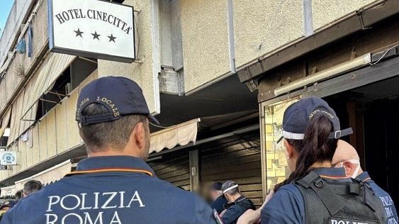 Roma, ex hotel Cinecittà: sgombero in corso per i latinos 2