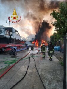 Incendio a Fiumicino in un cantiere nautico: barche e capannone a fuoco (VIDEO) 1