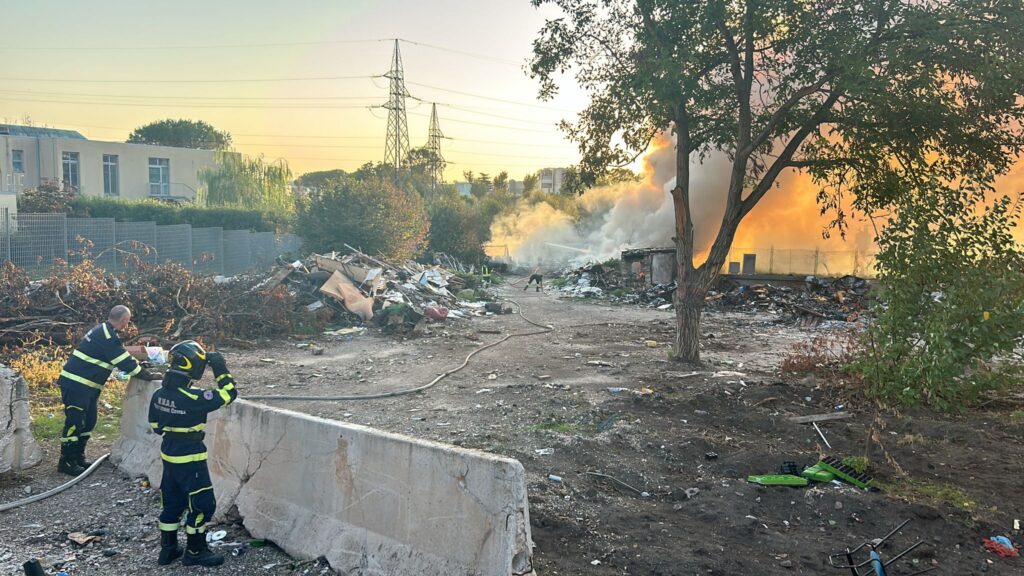 Albuccione, nuovo incendio tossico nel campo nomadi: niente scuola 1