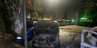 Notte di fuoco a Ostia, bruciano auto e scooter