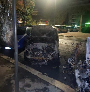 Notte di fuoco a Ostia, bruciano auto e scooter