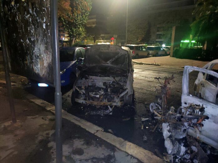 Notte di fuoco a Ostia, bruciano auto e scooter