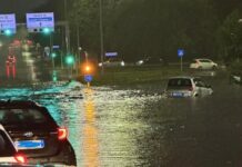 Maltempo, Roma e litorale: traffico bloccato, black out a Ostia, allagamenti a Fiumicino