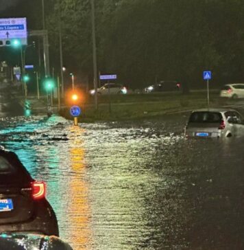 Maltempo, Roma e litorale: traffico bloccato, black out a Ostia, allagamenti a Fiumicino