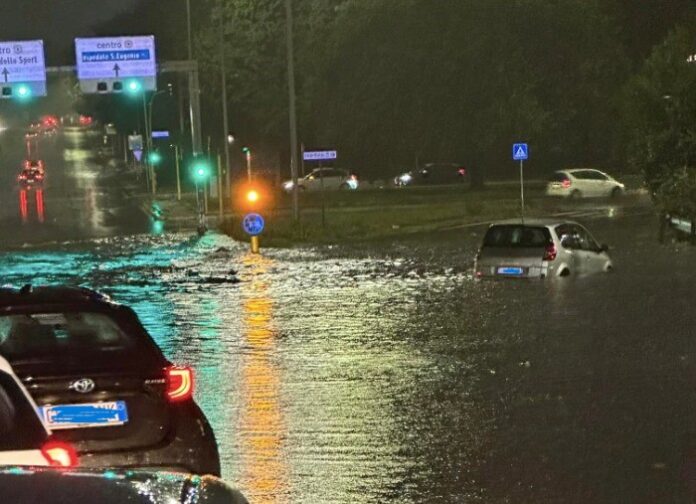 Maltempo, Roma e litorale: traffico bloccato, black out a Ostia, allagamenti a Fiumicino