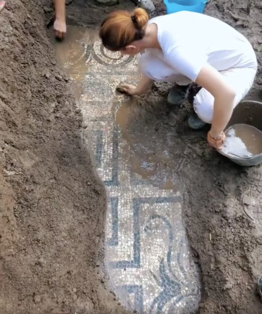 L'Appia Antica restituisce un mosaico romano: la fattura spettacolare (VIDEO) 1