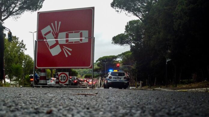 Incidente a Roma, conducente suv fugge e lascia ferito a terra: trovato dalla Polizia locale