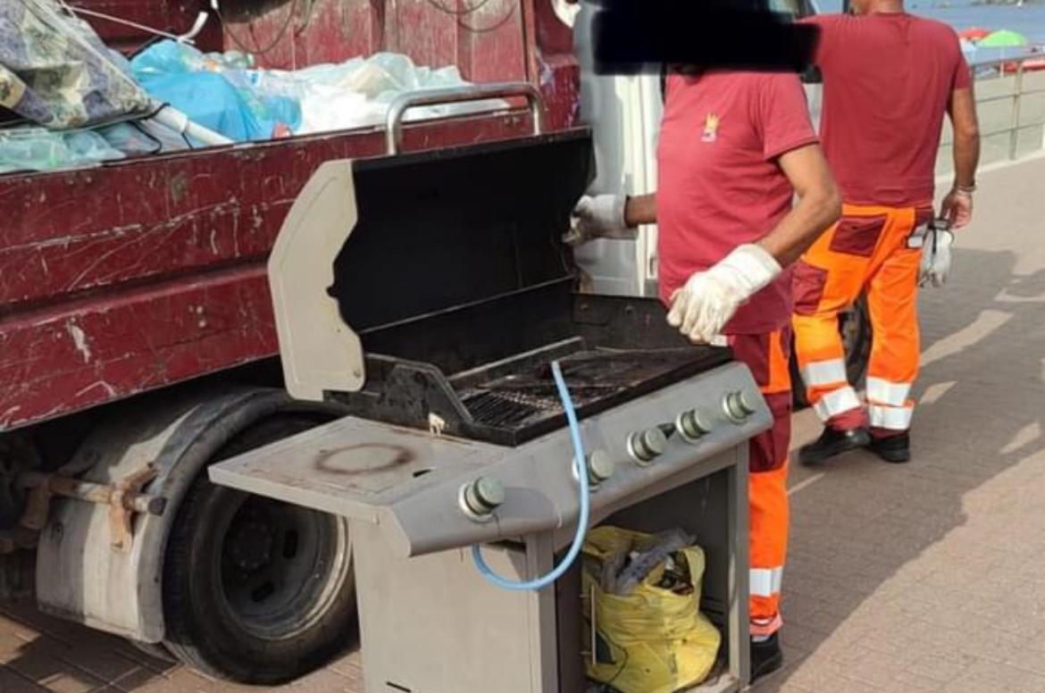 Ostia, discoteche chiuse ma gli stranieri si attendano e ballano sulla spiaggia (VIDEO) 2