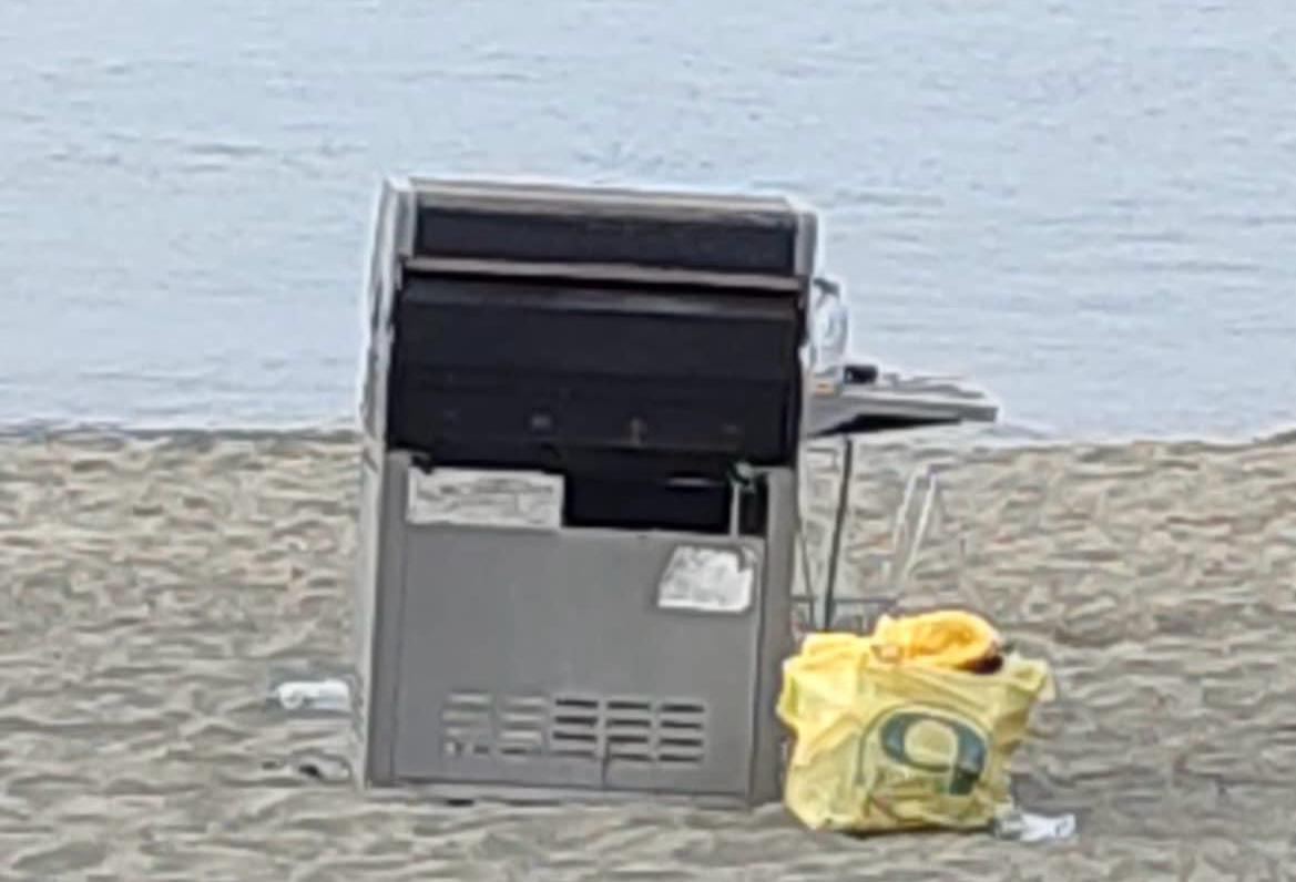 Ostia, discoteche chiuse ma gli stranieri si attendano e ballano sulla spiaggia (VIDEO) 1