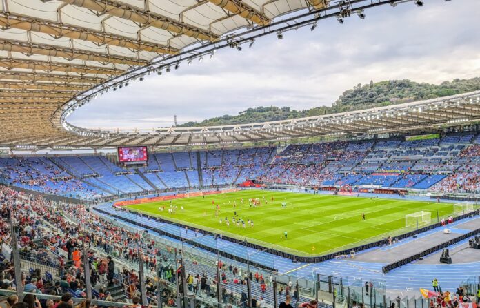 Roma-Udinese, la protesta dei tifosi: la curva sud entra dopo trenta minuti. Cori per De Rossi - Canaledieci.it