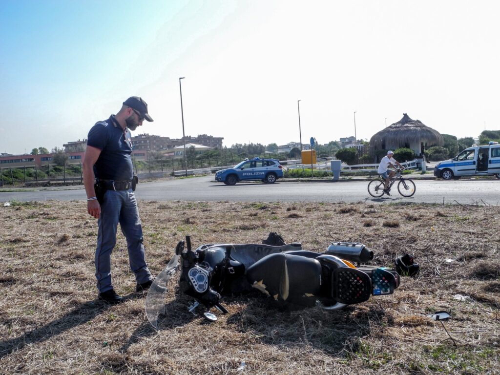 Ostia, in due sullo scooter rubato, si schiantano durante inseguimento. Alla guida un minorenne 1