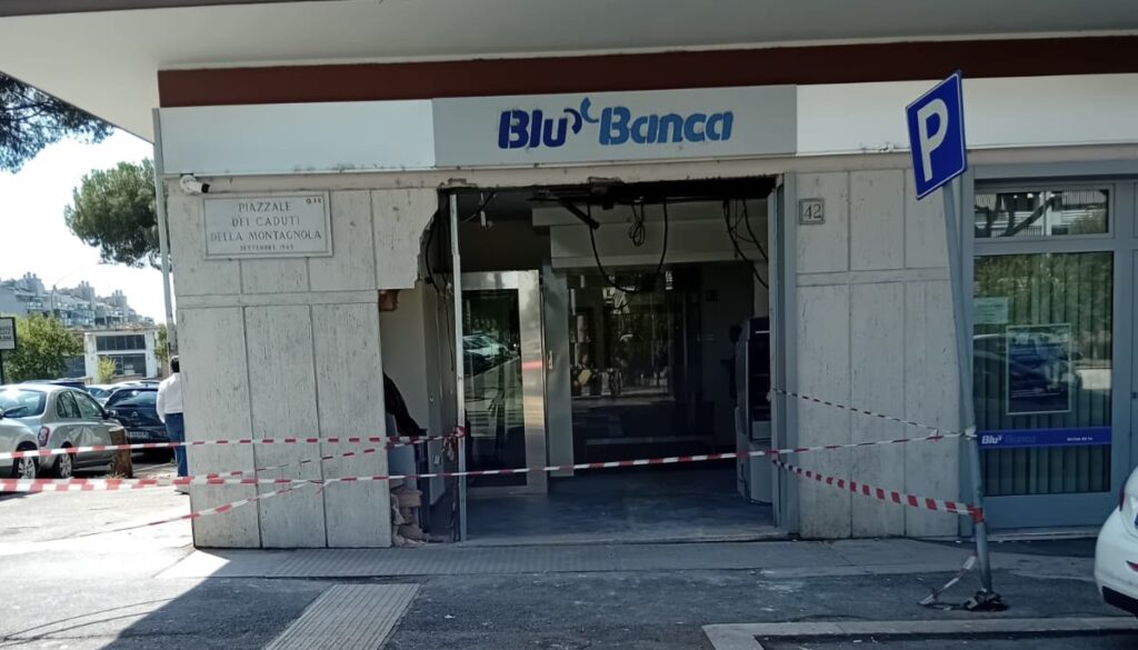 Roma, banda della spaccata in azione: sfondata una banca con un furgone ariete 1