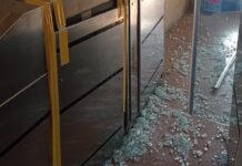 Atto vandalico alla stazione di Ostia Antica, varco in frantumi