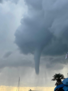 Ostia, la tromba marina sfiora il litorale. L’esperta: “Dovremo farci l’abitudine, ecco perché” (VIDEO) 2