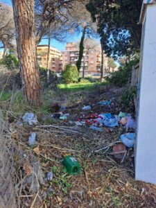 Ostia, via Oletta. I residenti: "Parco e marciapiedi, servono interventi urgenti"