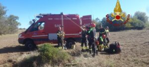 Vigile del Fuoco si cala nel pozzo e soccorre il cane precipitato durante una passeggiata