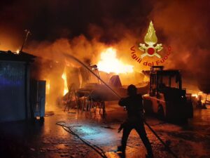 Incendio a Fiumicino in un cantiere nautico: barche e struttura a fuoco