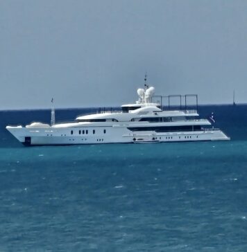 Superyacht davanti alla costa di Ostia: c’è Maria, splendida imbarcazione tra lusso e tecnologia