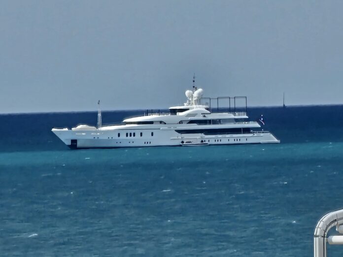 Superyacht davanti alla costa di Ostia: c’è Maria, splendida imbarcazione tra lusso e tecnologia