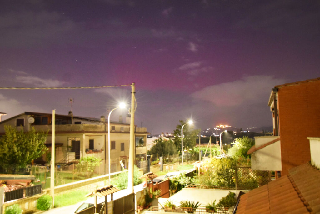 Aurora boreale, le foto del cielo tinto di rosso anche da Roma e il Litorale romano (VIDEO) 3 Aurora boreale, le foto del cielo tinto di rosso anche da Roma e il Litorale romano (VIDEO) 3