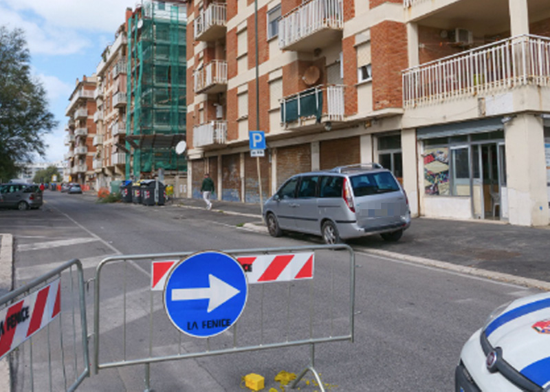 Ostia, il vento forte butta giù parapetti e alberi: le strade chiuse per sicurezza (VIDEO) 3