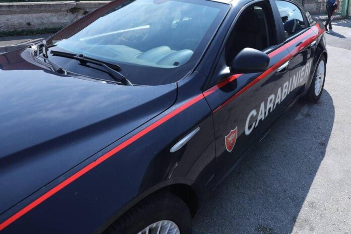 Allarme bomba a Milano, evacuati sei centri commerciali: sospetti su un 14enne