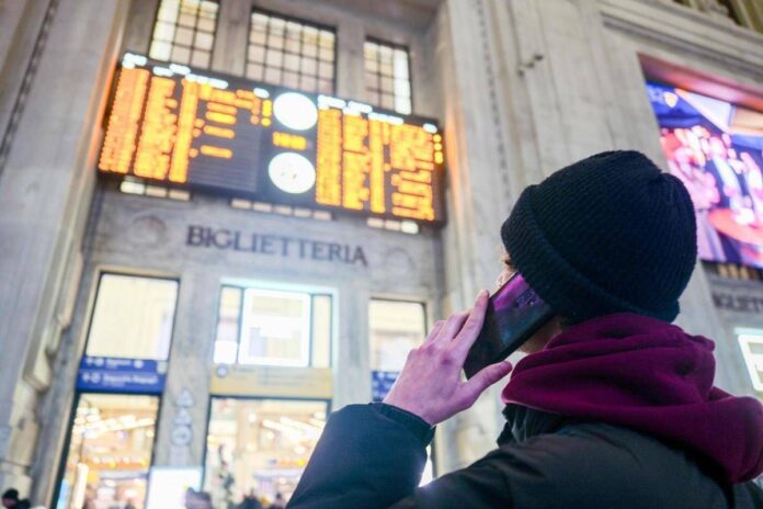 Caos treni alla Vigilia di Natale, guasto a nodo ferroviario di Napoli e ritardi di oltre un’ora su Alta Velocità e Intercity