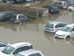 Maltempo, nubifragio a Civitavecchia: allagamenti, auto bloccate e ferrovia limitata 2