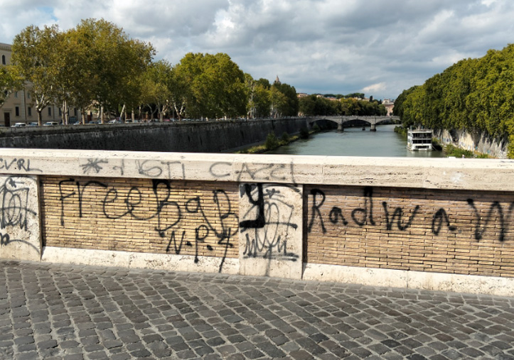 Writers scatenati a Roma: non si salva nemmeno una delle più antiche chiese del centro 2