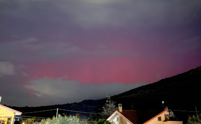 Aurora boreale, le foto del cielo tinto di rosso anche da Roma e il Litorale romano (VIDEO) 1 Aurora boreale, le foto del cielo tinto di rosso anche da Roma e il Litorale romano (VIDEO) 1