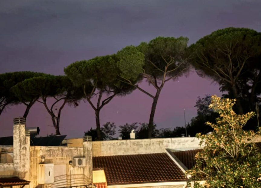 Aurora boreale, le foto del cielo tinto di rosso anche da Roma e il Litorale romano (VIDEO) 2 Aurora boreale, le foto del cielo tinto di rosso anche da Roma e il Litorale romano (VIDEO) 2