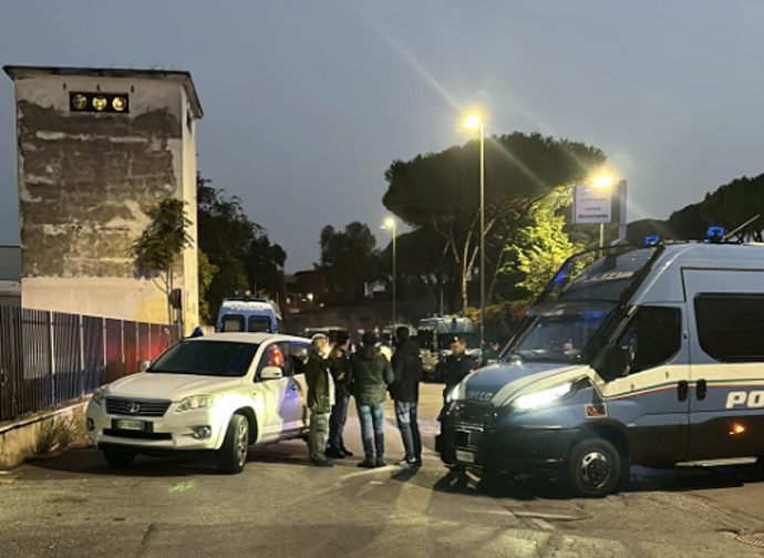 Blitz all'ex hotel di Torre Maura occupato dai Latinos: scontri con la Polizia (VIDEO) 1