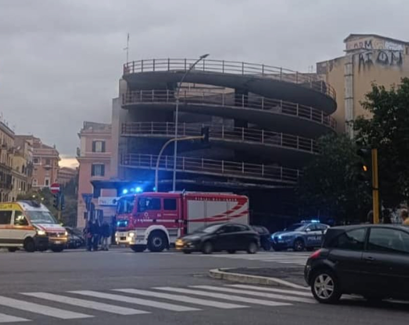 San Giovanni, rogo nel parcheggio trasformato in discarica. Residenti: "Pretendiamo la guardiania fissa" 1