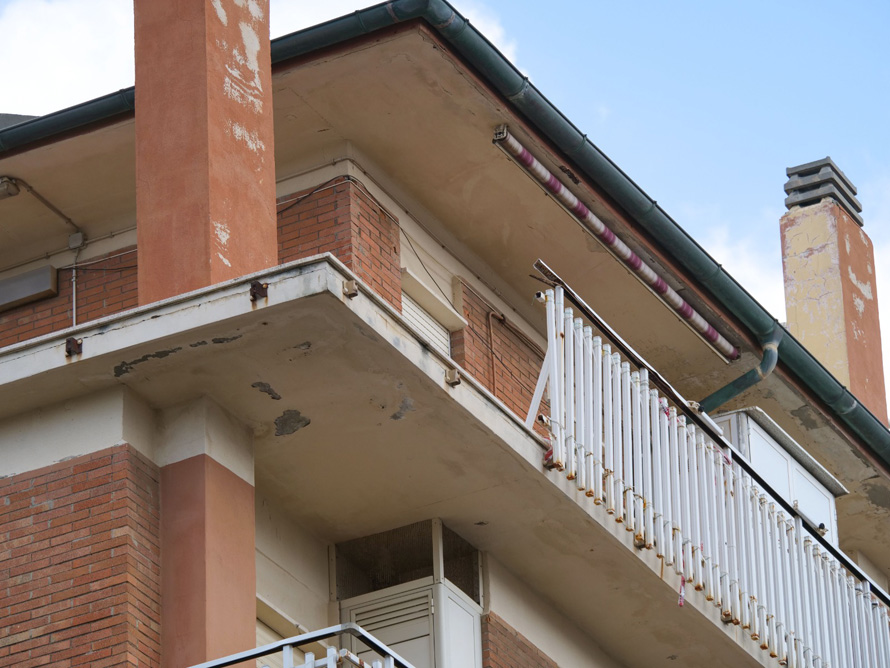 Ostia, il vento forte butta giù parapetti e alberi: le strade chiuse per sicurezza (VIDEO) 1