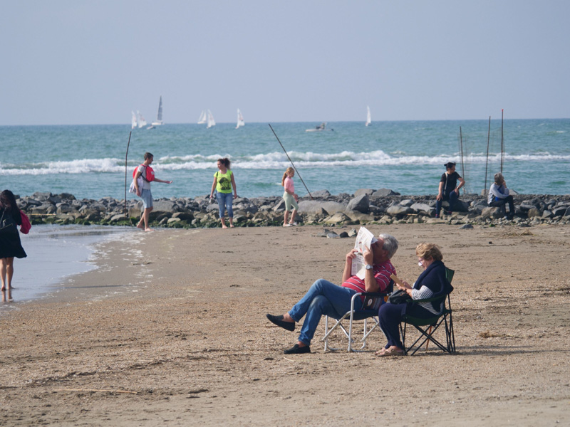 Ostia, cielo coperto ma mare caldo: strascichi balneari d'autunno (VIDEO) 1