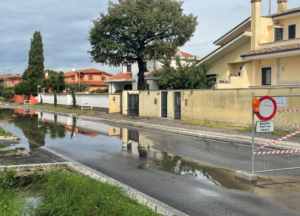 Scoppia una tubatura su via Wolf Ferrari all’Infernetto: quartiere diviso a metà 2