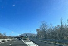 La chiusura dell'allacciamento tra l'Autostrada Roma-Teramo e l'Autostrada Milano-Napoli serve a consentire l'ispezione e la manutenzione del viadotto sull'Aniene, con due percorsi alternativi indicati per chi è diretto verso Firenze
