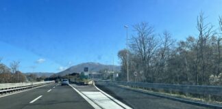 La chiusura dell'allacciamento tra l'Autostrada Roma-Teramo e l'Autostrada Milano-Napoli serve a consentire l'ispezione e la manutenzione del viadotto sull'Aniene, con due percorsi alternativi indicati per chi è diretto verso Firenze