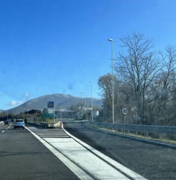 La chiusura dell'allacciamento tra l'Autostrada Roma-Teramo e l'Autostrada Milano-Napoli serve a consentire l'ispezione e la manutenzione del viadotto sull'Aniene, con due percorsi alternativi indicati per chi è diretto verso Firenze