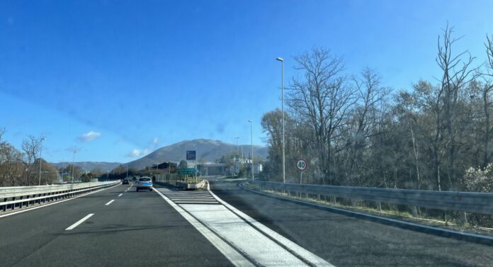 La chiusura dell'allacciamento tra l'Autostrada Roma-Teramo e l'Autostrada Milano-Napoli serve a consentire l'ispezione e la manutenzione del viadotto sull'Aniene, con due percorsi alternativi indicati per chi è diretto verso Firenze