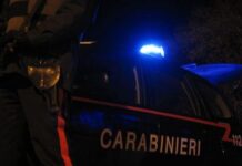 Aggredito con un’ascia mentre fa benzina: terrore e scene da Scream al distributore