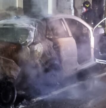 Notte di fuoco a Civitavecchia: bruciano auto e portoni degli stabili