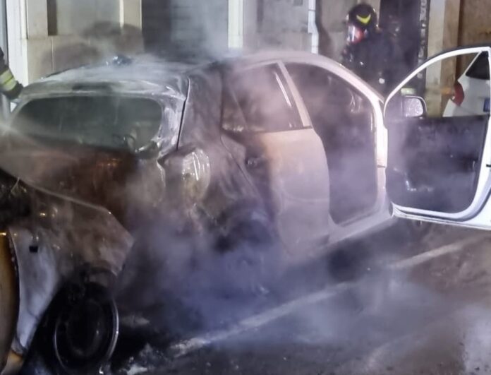 Notte di fuoco a Civitavecchia: bruciano auto e portoni degli stabili