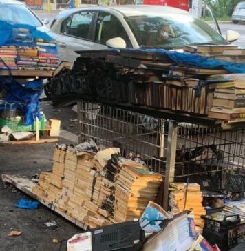 Incendio a Ostia, nel mirino finisce il banchetto dei libri di via Cardinal Ginnasi