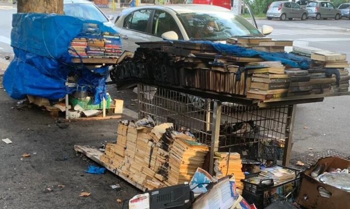 Incendio a Ostia, nel mirino finisce il banchetto dei libri di via Cardinal Ginnasi